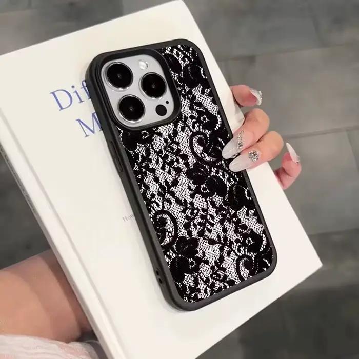 Élégante Coque de Téléphone Noire à Motif Floral en Dentelle pour iPhone 17