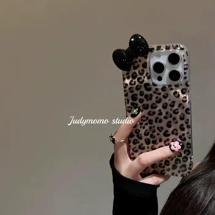 Coque de téléphone avec doublure léopard coloré, diamant clignotant, nœud papillon, pour iPhone 16 15 14 Plus 13 Mini 12 Pro Max 11 7 8 SE X XS XR élégante à offrir pour femmes et hommes pour toutes occasions